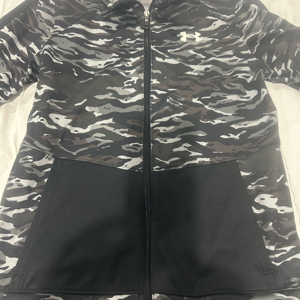 Under Armour Black and Gray Camouflage Hoodie Boys Youth Large